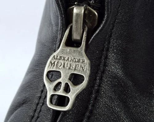 ZIPPER PULL [01]